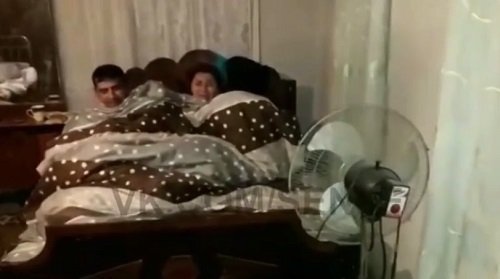 Азер застал жену за изменой с соседом когда вернулся с работы