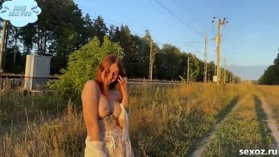 Деревенская дивчина не стесняется трахаться на природе