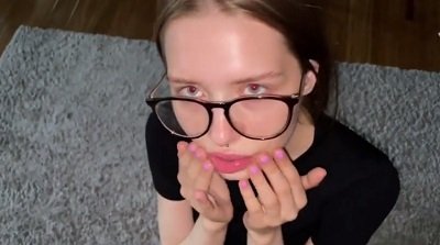 Очкастая первокурсница великолепно делает минет со спермой