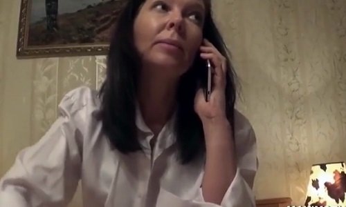Русская блядина сосёт хуй любовнику и говорит с мужем по телефону