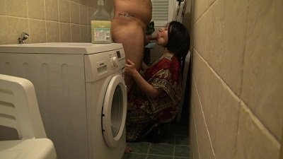 Турок трахнул подругу жены в уборной