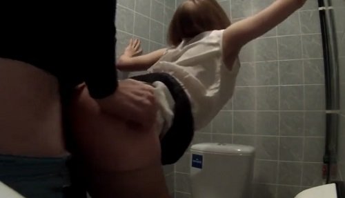 Выебал в туалете пьяную подругу жены